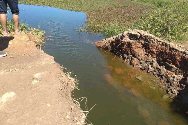 Moradores rompem dique do Orós para transferir água para o açude Lima Campos em Icó