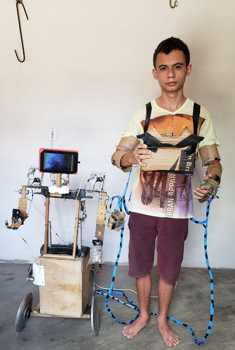 Conhecido como ‘Gênio Ibicuitinga’, jovem constrói robô caseiro com material reciclável e sucata no interior do Ceará