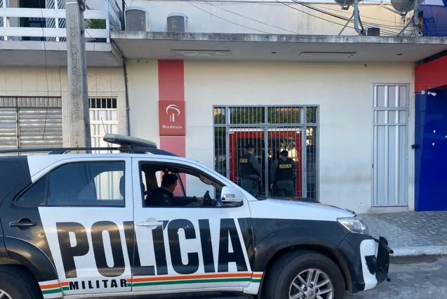 Criminosos mascarados invadem agência bancária, rendem gerente e roubam dinheiro de cofre no interior do Ceará