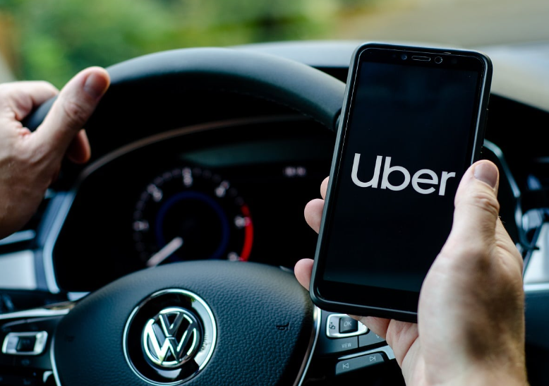 Uber é condenada a pagar verbas trabalhistas a motorista de aplicativo