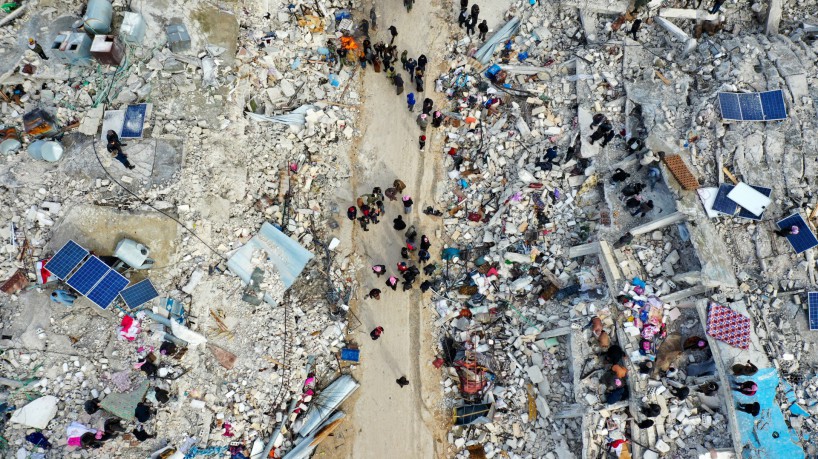 Forte terremoto deixa pelo menos 1.500 mortos na Turquia e na Síria