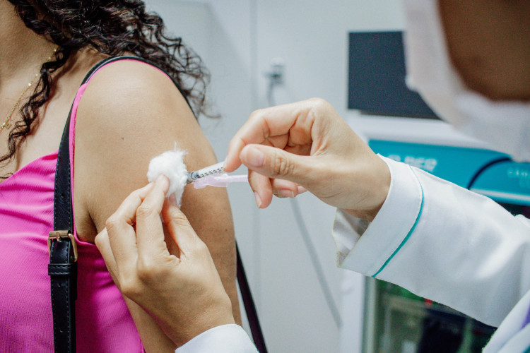 Vacinação contra a Covid-19 no Brasil terá novo foco em 2024