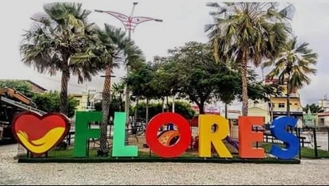 Russas: Praça de Flores ganha nova iluminação Flores ganha Letreiro Turístico.