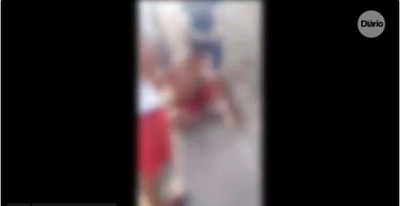 Padre aparece em vídeo agredindo suspeito de furtar igreja em Itaiçaba, no Ceará.