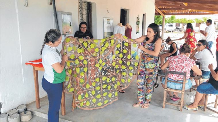 Artesãs de Jaguaribe fabricam peças para escola de samba do Rio